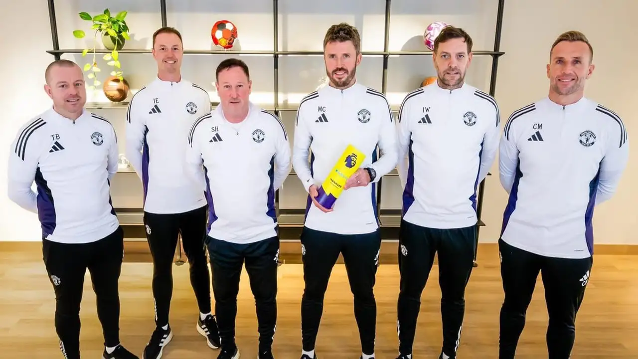 فوز لافت مايكل كاريك بجائزة أفضل مدرب في يناير بالدوري الإنجليزي